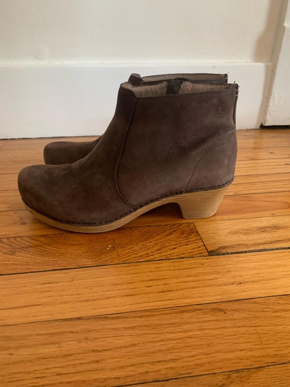 Dansko Maria 38 Brown Ankle Booties